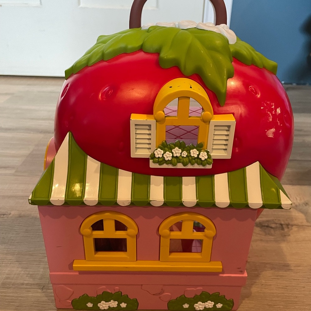 Vintage Strawberry Shortcake House W/friends